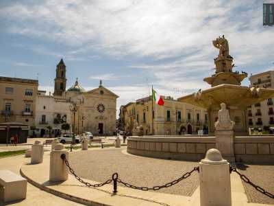 ...e dall�altra su piazza XX Settembre, centro nevralgico della vita cittadina. Sul largo si affacciano bar, negozi e chioschi...
